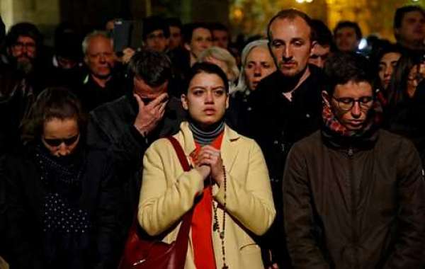 Hàng loạt du khách bật khóc khi lửa bùng lên ở Nhà thờ Đức Bà Paris