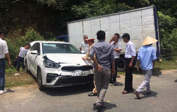 Xe tải tông hàng loạt ô tô dừng ven đường dự đám cưới ở Hà Tĩnh