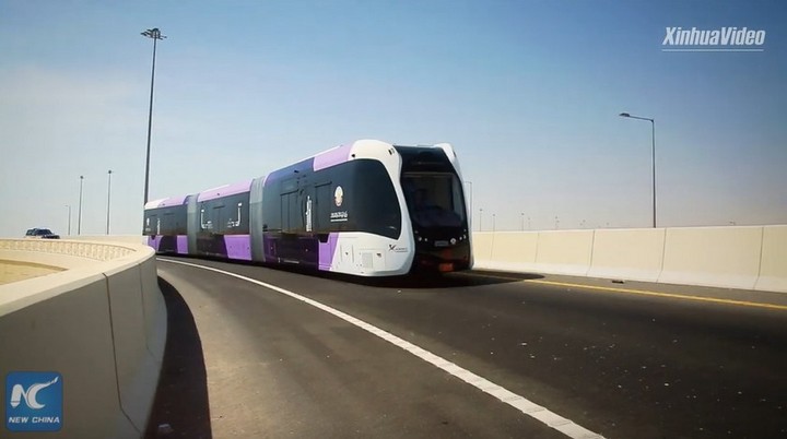 Trung Quốc thử nghiệm xe buýt lai tàu điện trên đường phố Qatar, sẵn sàng đón du khách tới tham dự World Cup 2022 - Ảnh 1.