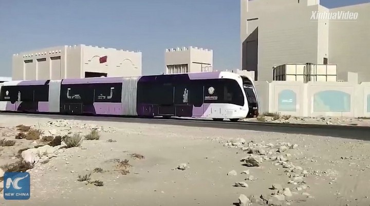Trung Quốc thử nghiệm xe buýt lai tàu điện trên đường phố Qatar, sẵn sàng đón du khách tới tham dự World Cup 2022 - Ảnh 2.