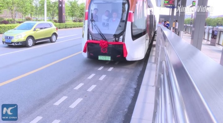 Trung Quốc thử nghiệm xe buýt lai tàu điện trên đường phố Qatar, sẵn sàng đón du khách tới tham dự World Cup 2022 - Ảnh 4.