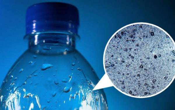 90% nước đóng chai chứa hạt vi nhựa, gây nguy hại cho sức khỏe ra sao?