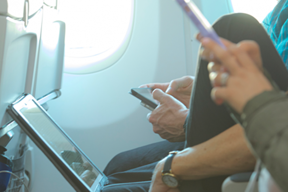 Chuyện gì xảy ra nếu không tắt điện thoại trên máy bay?