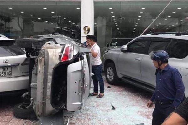 Ô tô lao từ tầng 2 showroom xuống đất, lái xe bị thương nặng ở Hà Nội