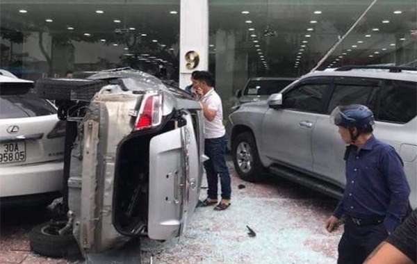 Ô tô lao từ tầng 2 showroom xuống đất, lái xe bị thương nặng ở Hà Nội