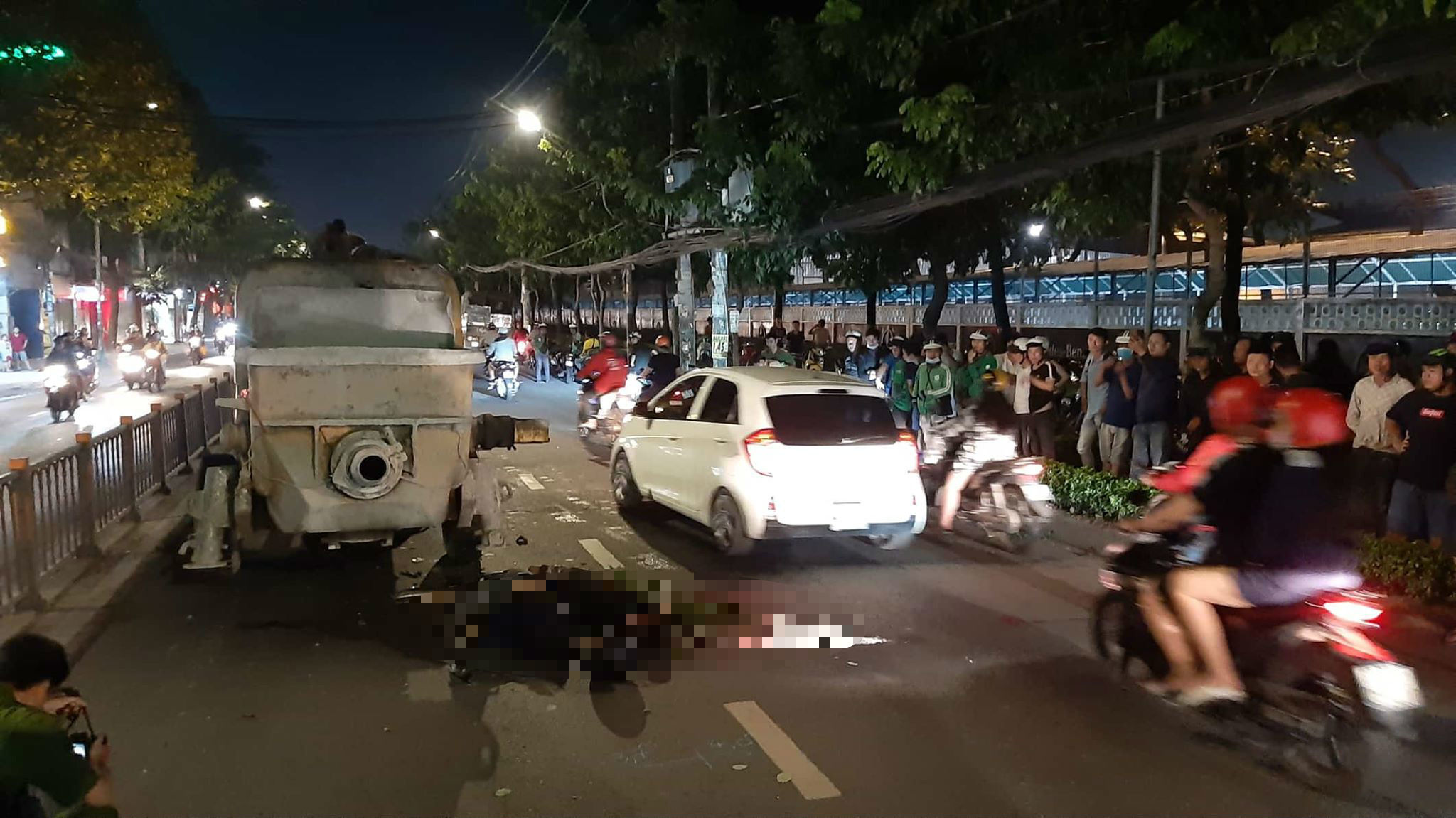 2 thanh niên tông trục bơm bê tông đỗ giữa đường Sài Gòn chết tại chỗ
