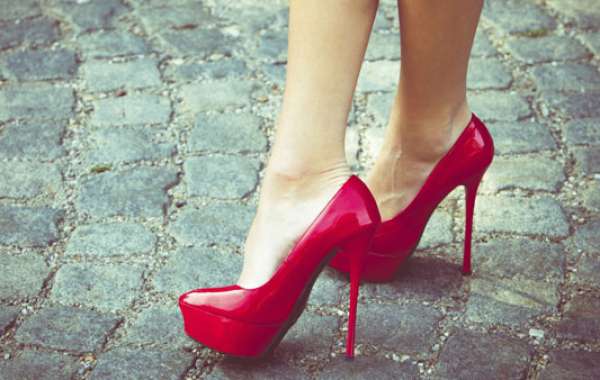 Mang giày cao gót có ảnh hưởng tới khả năng sinh sản?