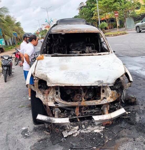 Tài xế đi nhậu về húc dải phân cách, ô tô tiền tỉ bốc cháy ở Quảng Ninh