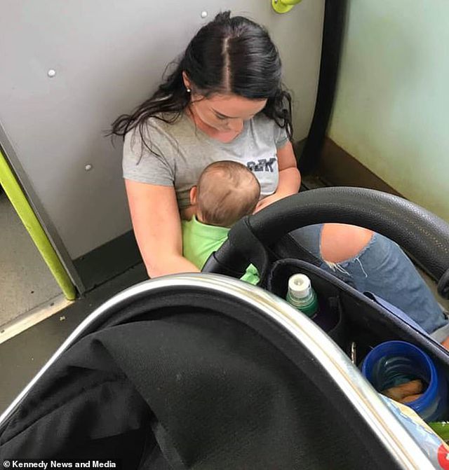Bà mẹ cho con bú trên sàn tàu bẩn vì không hành khách nào chịu nhường ghế