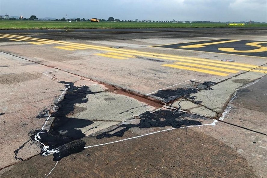 Đường băng sân bay Nội Bài phụt bùn, Bộ GTVT khẩn cấp xin vốn Chính phủ