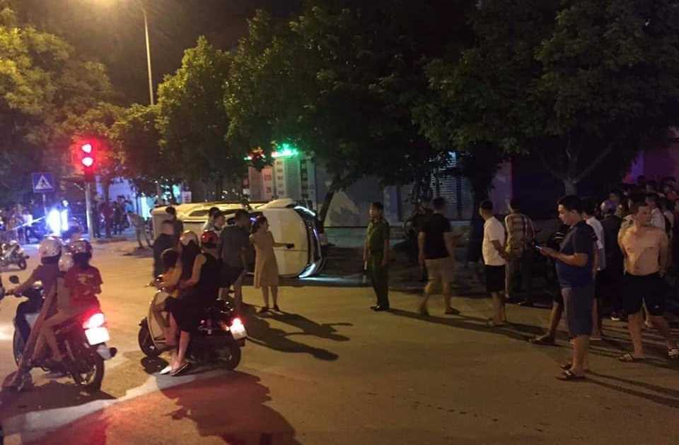 Ô tô phi thẳng xe máy chờ đèn đỏ ở Thanh Hóa, 1 người chết