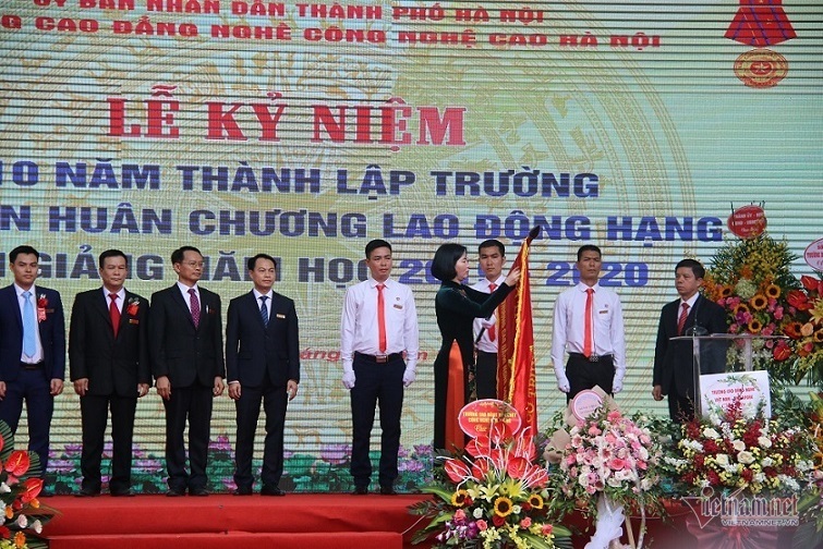 Trường CĐ nghề Công nghệ cao Hà Nội nhận huân chương Lao động hạng 3