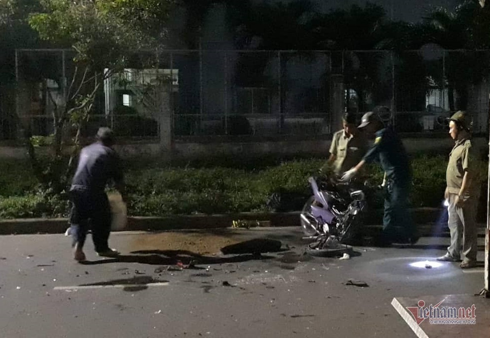 Xe máy tông nhau trực diện, 2 người chết, 1 người bị thương