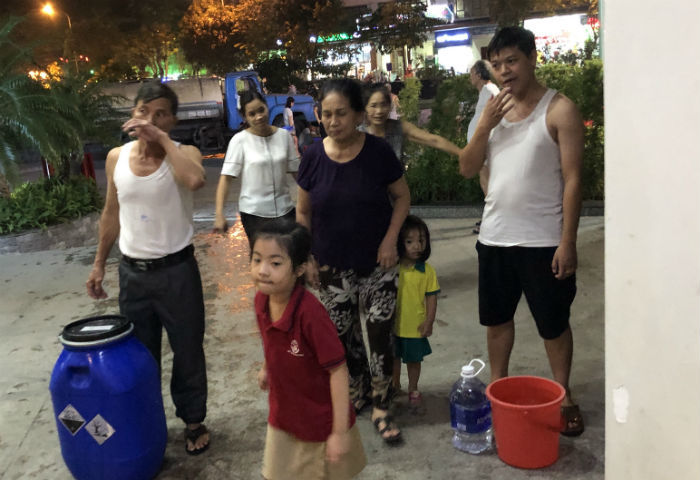 Đến giờ cơm tối, dân Hà Nội xếp hàng dài hứng nước nấu ăn