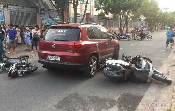 Nữ tài xế lái ô tô tông xe máy văng ngổn ngang trên phố Sài Gòn