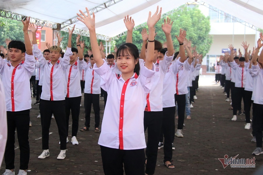 Trường CĐ nghề Công nghệ cao Hà Nội nhận huân chương Lao động hạng 3
