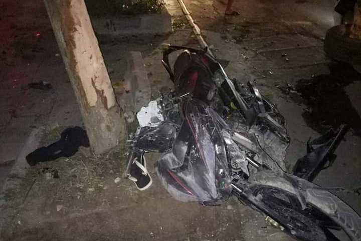 Ô tô phi thẳng xe máy chờ đèn đỏ ở Thanh Hóa, 1 người chết