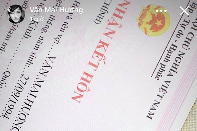 Văn Mai Hương khoe giấy đăng ký kết hôn, giấu chú rể