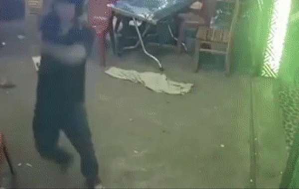 6 thanh niên vác gậy sắt lao vào quán nhậu ở Đà Nẵng đập phá