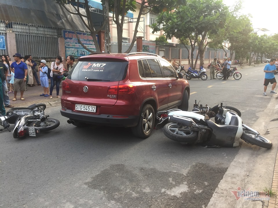 Nữ tài xế lái ô tô tông xe máy văng ngổn ngang trên phố Sài Gòn