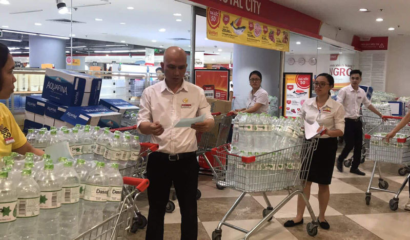 Dân Hà Nội đổ xô mua nước đóng chai nấu ăn, chuyên gia khuyến cáo