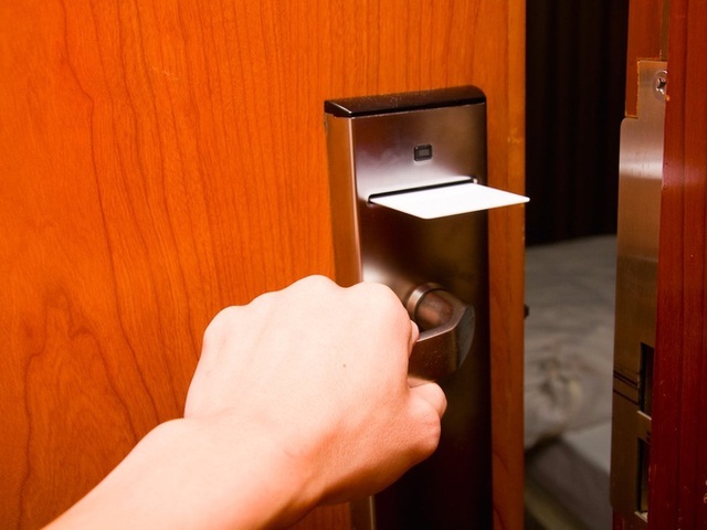 Thực hư thông tin gõ cửa 3 lần trước khi vào phòng khách sạn để tránh ác mộng
