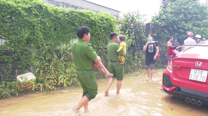 Lũ dâng cao ở trung tâm Bình Phước, hàng chục hộ dân không kịp trở tay