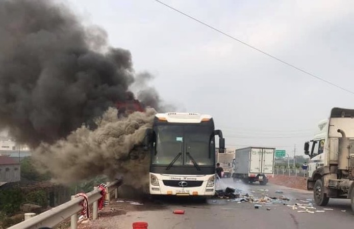 Xe khách bốc cháy dữ dội trên cao tốc Hà Nội - Bắc Giang