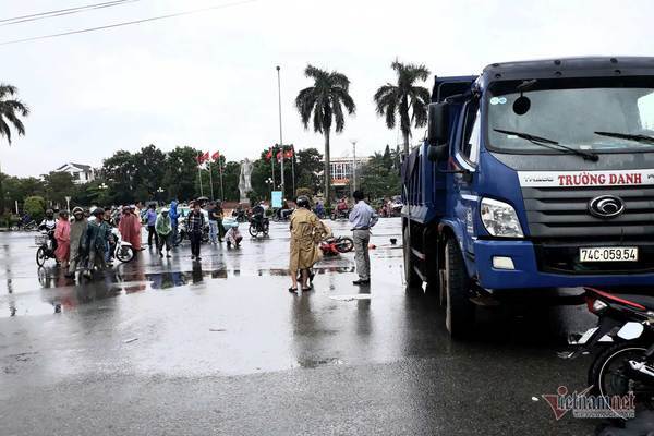 Va chạm với xe tải, nữ nhân viên tiếp thị bia ở Quảng Trị tử vong