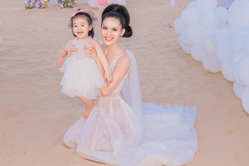 Sang Lê tổ chức sinh nhật trên bãi biển cùng con gái cưng