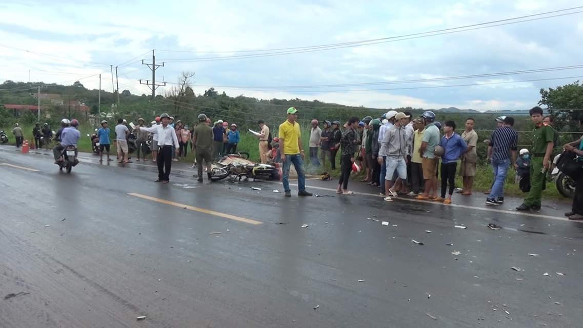 Xe máy tông trực diện xe tải ở Bình Phước, 2 thanh niên tử vong