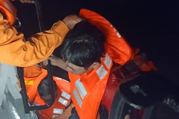 Cứu 11 người trên tàu than mắc cạn giữa biển sóng cao 3m ở Vũng Tàu