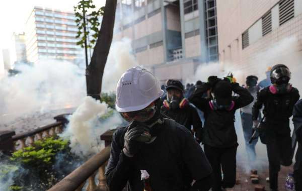 Cảnh sát Hồng Kông bao vây trường đại học, dọa bắn đạn thật