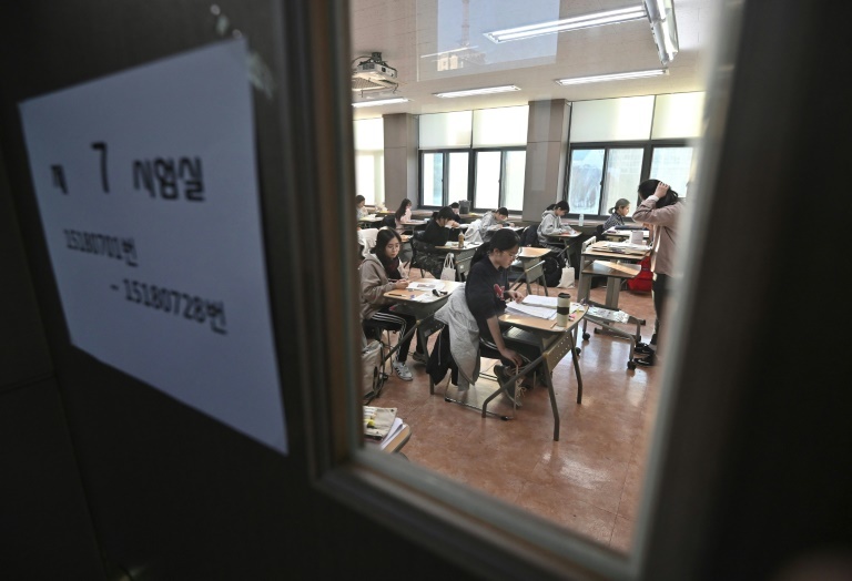 Cả Hàn Quốc “im lặng” trong ngày hàng trăm ngàn học sinh thi đại học