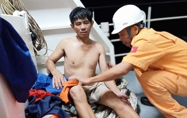 Cứu 11 người trên tàu than mắc cạn giữa biển sóng cao 3m ở Vũng Tàu