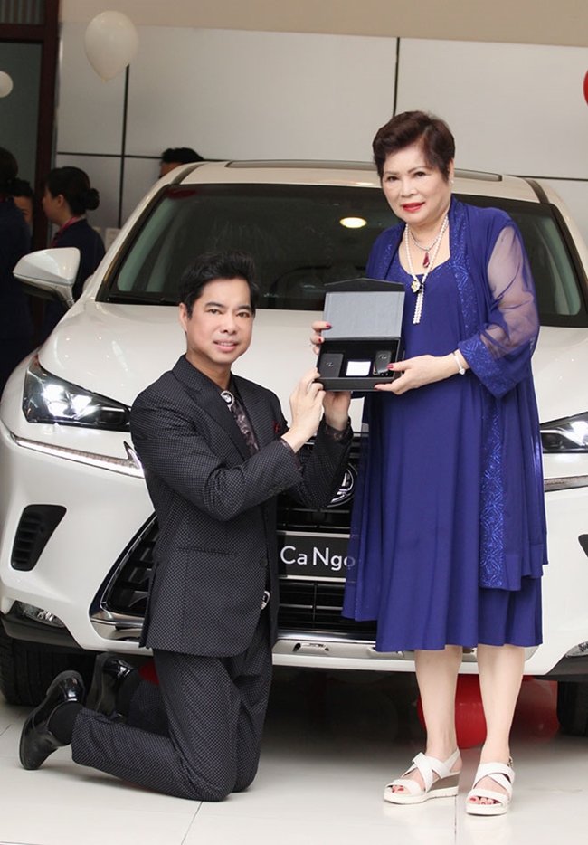 Nam danh ca quỳ gối nhận quà khi được mẹ  tặng xe hơi 3 tỷ thuộc thương hiệu Lexus vào năm 2018. 