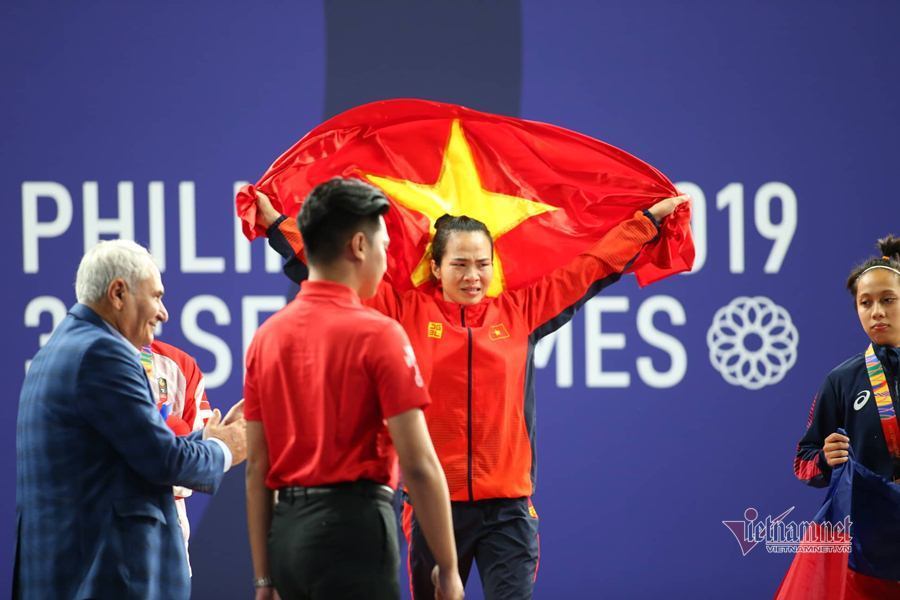 Nhà vô địch SEA Games Vương Thị Huyền bật khóc vì nhớ cha vừa mất