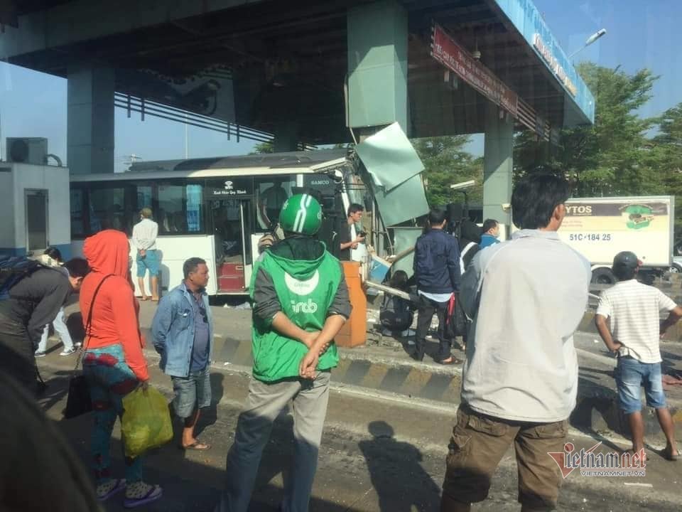 Xe khách tông nát cabin trạm thu phí cao tốc Trung Lương