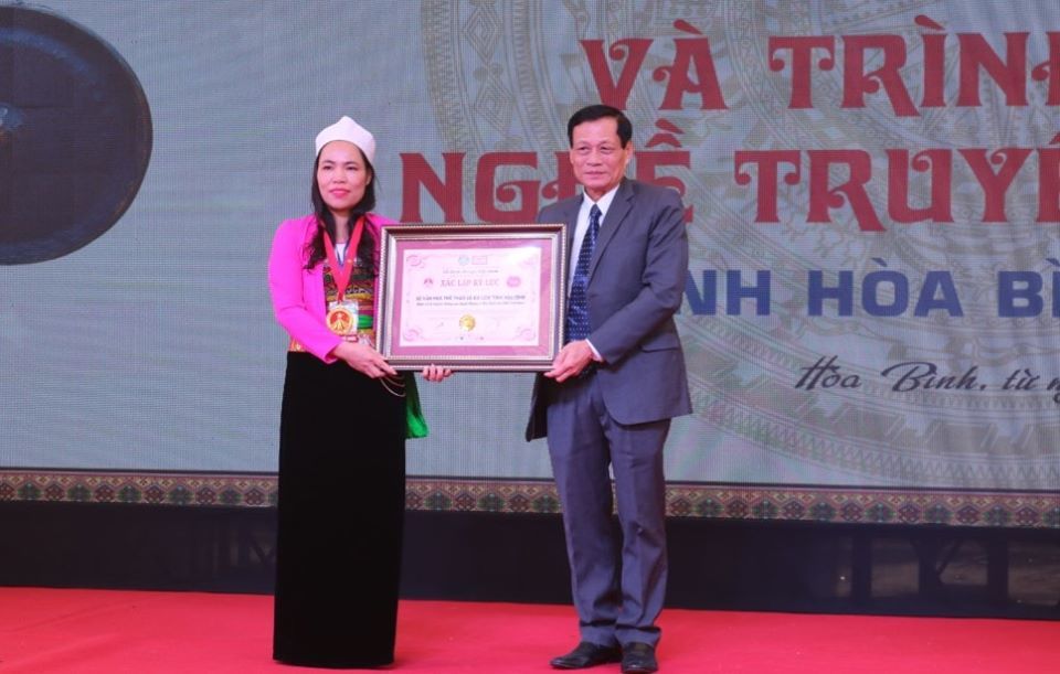 Mâm cỗ lá đặc sắc xứ Mường xác lập kỷ lục Việt Nam