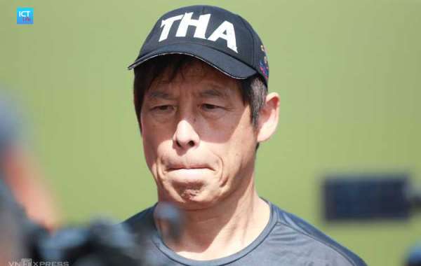 HLV Nishino nói gì khi trở về Thái Lan sau thất bại SEA Games?