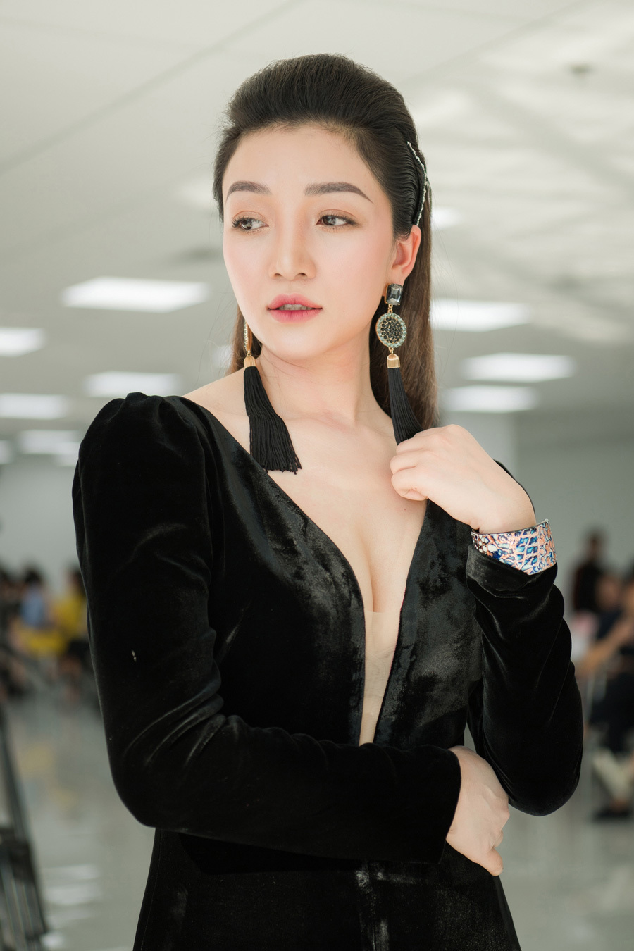 Maya khoe ngực, Hồng Quế khoe chân tại show của NTK Hà Linh Thư