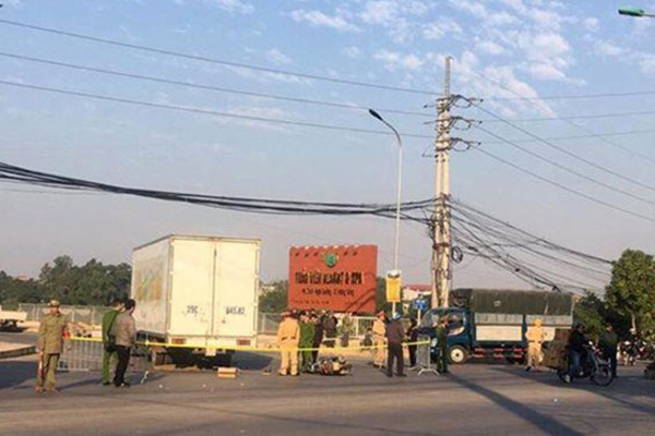 Tông vào xe tải đang sang đường ở Hà Nội, 2 mẹ con thương vong
