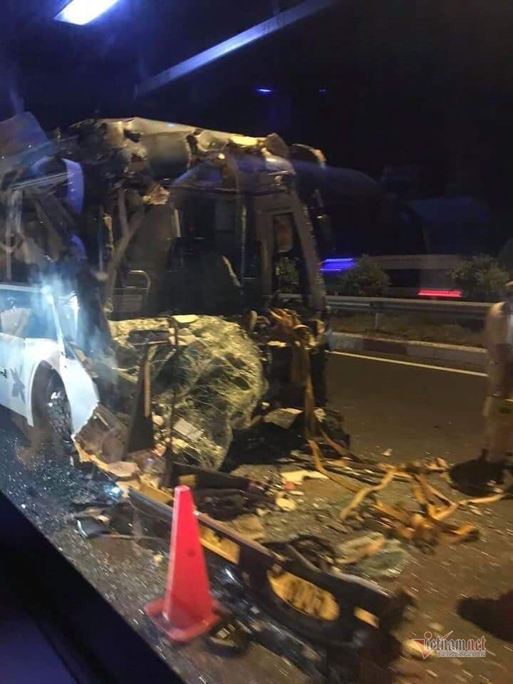 Ô tô khách nát đầu sau cú tông của xe container trên cao tốc, 3 người nguy kịch