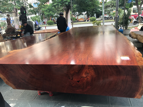 Choáng với chiếc sập làm từ gỗ quý nặng 5 tấn, giá hàng tỷ đồng ở Hà Nội