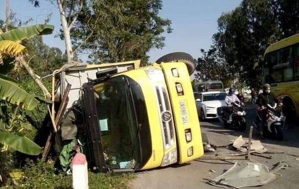 Xe Innova đâm lật xe tải ở Thái Bình, 6 người bị thương nặng