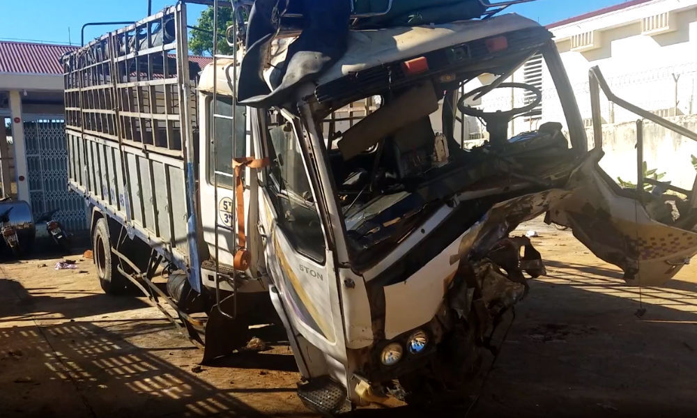 Xe bán tải đấu đầu ô tô tải, 3 người chết ở Gia Lai