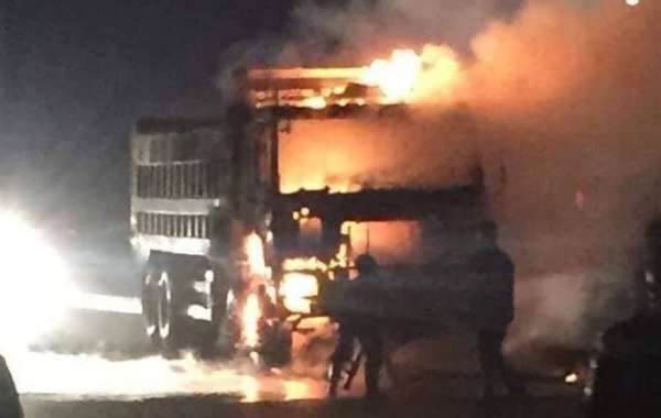 Đâm vào xe tải, người lái xe máy bị thiêu rụi trên cao tốc Hà Nội - Bắc Giang