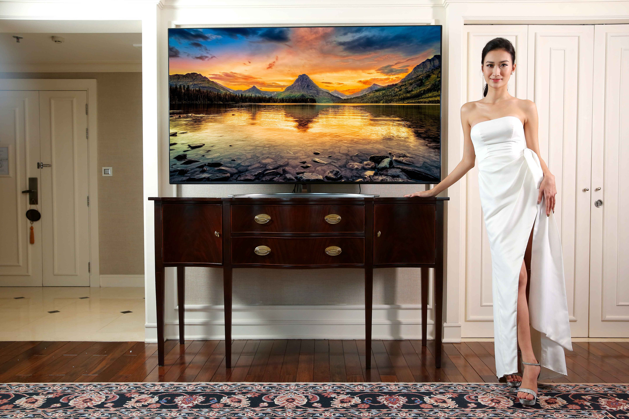 LG ra mắt TV 8K giá 199 triệu đối đầu với Samsung QLED 8K - Ảnh 1.