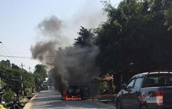 Nữ tài xế ở Quảng Bình bất lực nhìn xe Ford Ranger cháy trơ khung