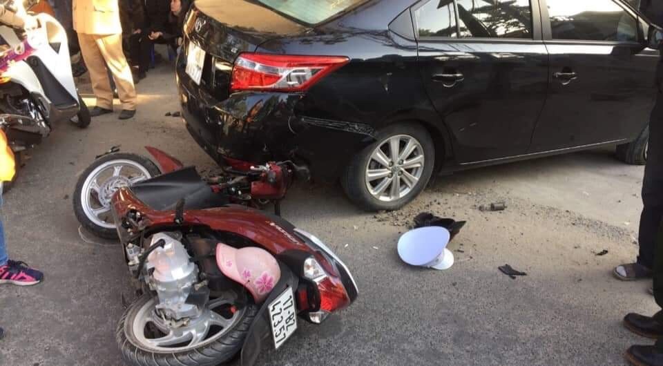 Ô tô húc văng nhiều xe máy, tông sập cổng nhà cán bộ xã ở Thái Bình